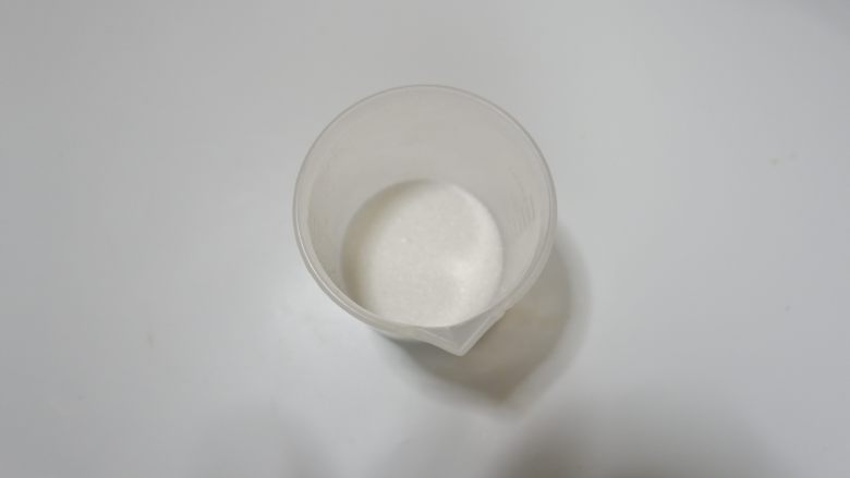 百香果小蛋糕,<a style='color:red;display:inline-block;' href='/shicai/ 869'>白砂糖</a>称重好，接下来打发蛋白。