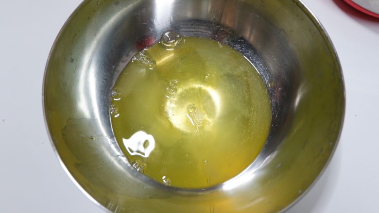 百香果小蛋糕,取出冷藏的蛋白，先加入几滴<a style='color:red;display:inline-block;' href='/shicai/ 919'>柠檬汁</a>。