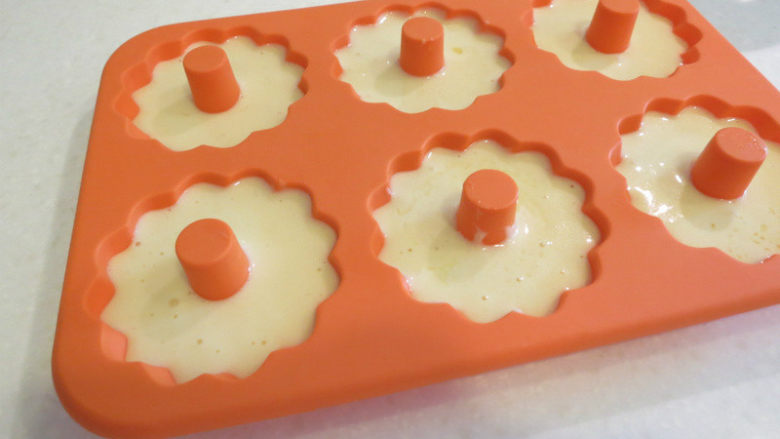 百香果小蛋糕, 拌好的面糊倒入模具。