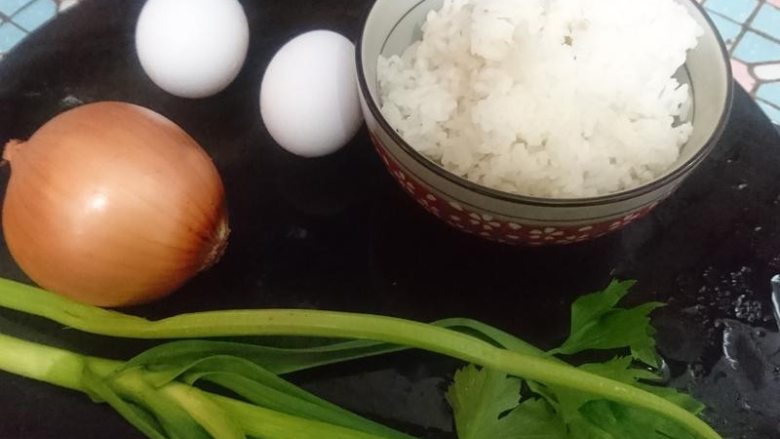 快手早餐洋葱炒饭,食材很简单,冰箱有什么就用什么。