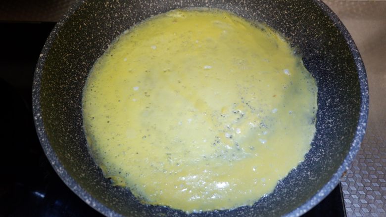 豌豆苗拌蛋皮,倒入蛋液,放入锅中煎熟
