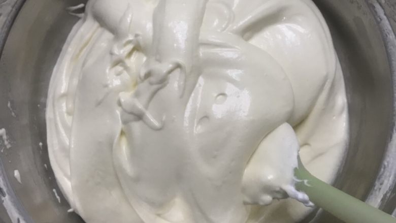 肉松海苔纸杯蛋糕,最后用刮刀从盆底盆边翻伴均匀
