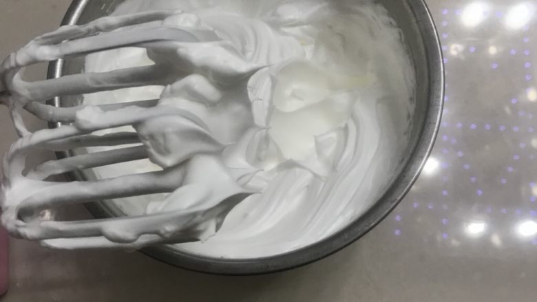 肉松海苔纸杯蛋糕,打蛋白分三次加入白砂糖,最后用低速来打,打至拿起打蛋头有直立的小尖角为好