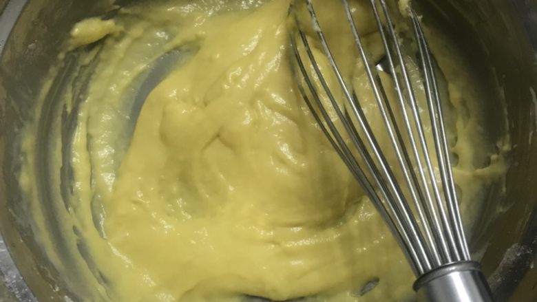 肉松海苔纸杯蛋糕,用手动打蛋器把蛋黄搅拌均匀、不要过度搅拌防止起筋