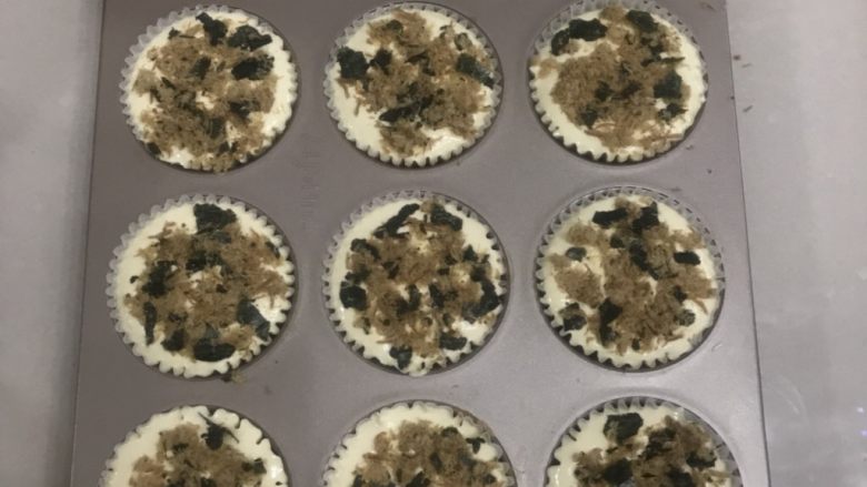 肉松海苔纸杯蛋糕,表面放上一些肉松海苔,稍微用手指压一下