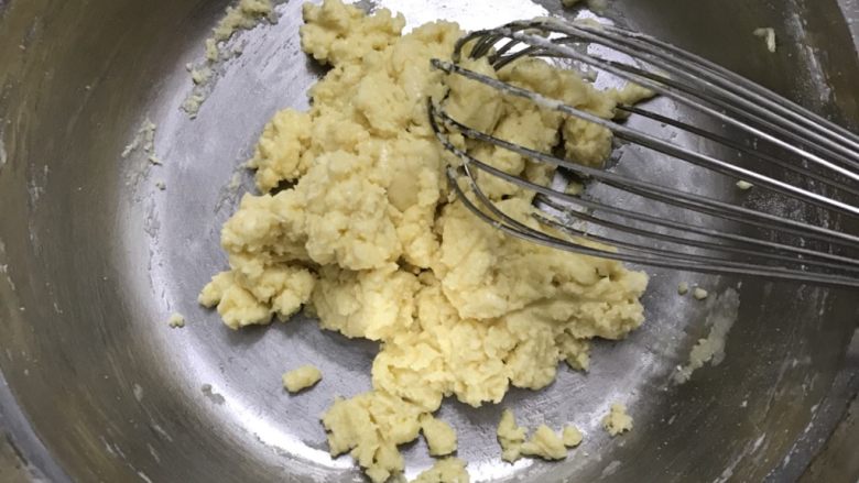 肉松海苔纸杯蛋糕,用手动打蛋器搅拌至无干粉状态