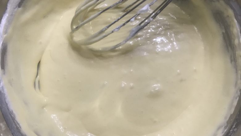 肉松海苔纸杯蛋糕,取三分之一蛋白加入面糊中用手动打蛋器快速搅拌均匀