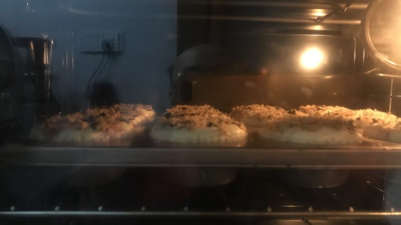 肉松海苔纸杯蛋糕,送进提前预热好的烤箱中层上下火150度40分钟