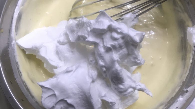 肉松海苔纸杯蛋糕,全部加入蛋白,继续用手动打蛋器快速Z字形搅拌均匀