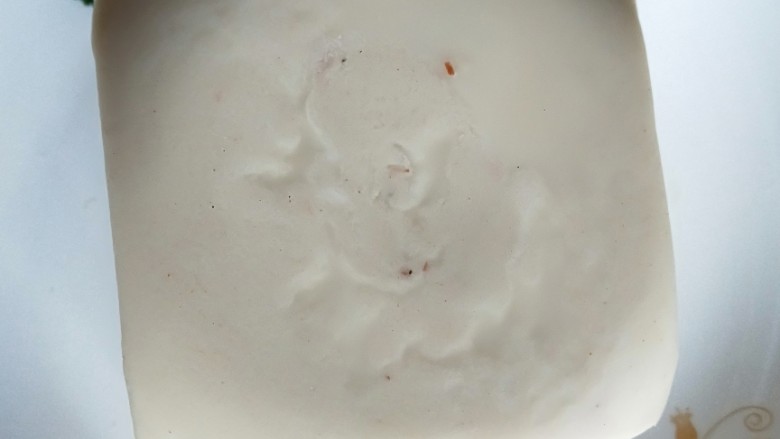 春节健康菜谱~奶白养颜美容~猪皮冻,切成见方块,在切成豆腐块。