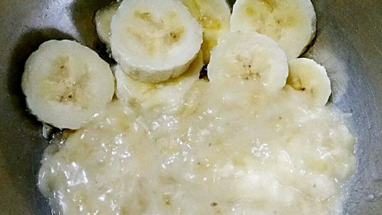 坚果燕麦能量棒,香蕉切片,放进容器中,也是用擀面杖捣成泥。