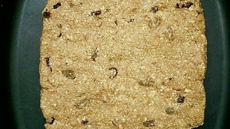 坚果燕麦能量棒,放进平底不粘锅整好合适的形状。(不用放油)