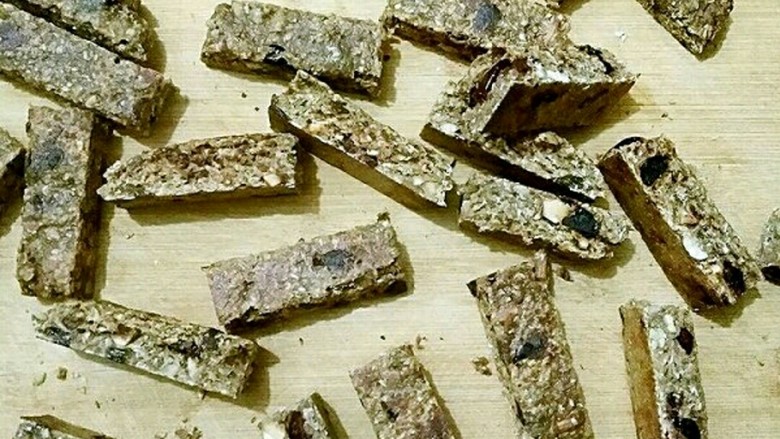 坚果燕麦能量棒,两面都烙好后,取出切成合适的长条即可。