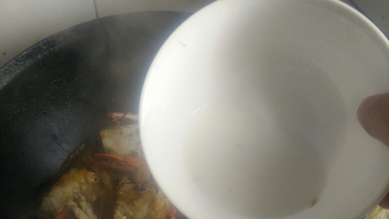 红烧梭子蟹,加入少量味精,勾芡