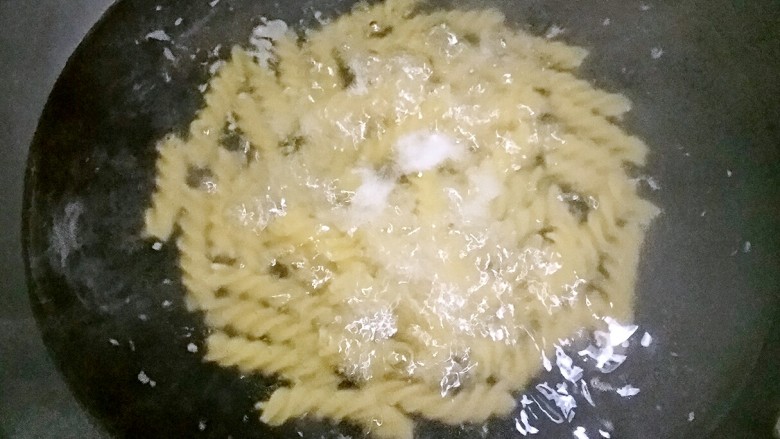 那不勒斯意大利面,起锅烧开水,水开后下面,煮8分钟左右,按包装上煮面时间即可。
