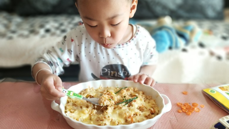 虾仁时蔬焗饭,认真吃饭的孩纸