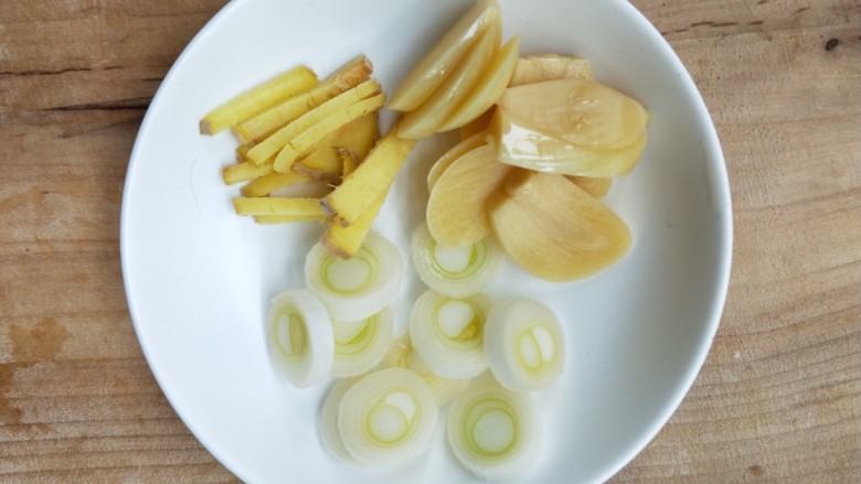 汤鲜鱼嫩家常酸菜鱼,准备姜葱蒜。
~这里我用的是泡蒜。