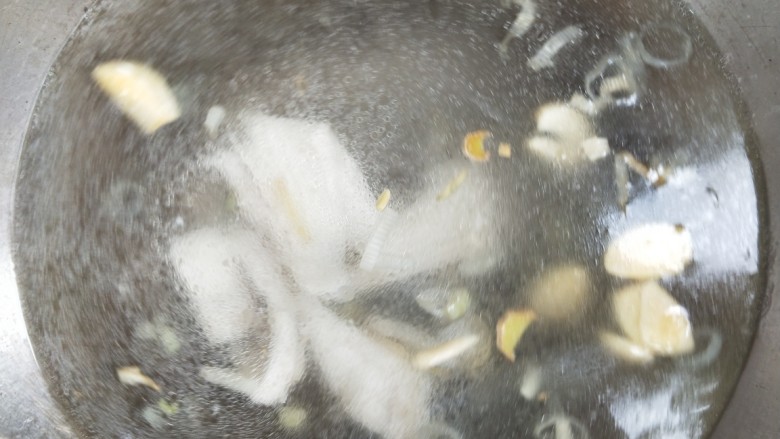 汤鲜鱼嫩家常酸菜鱼,加入适量开水。
~依据家庭成员来。