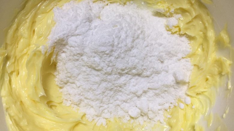 凤梨酥,加入糖粉,用打蛋头混匀,以防糖粉飞溅