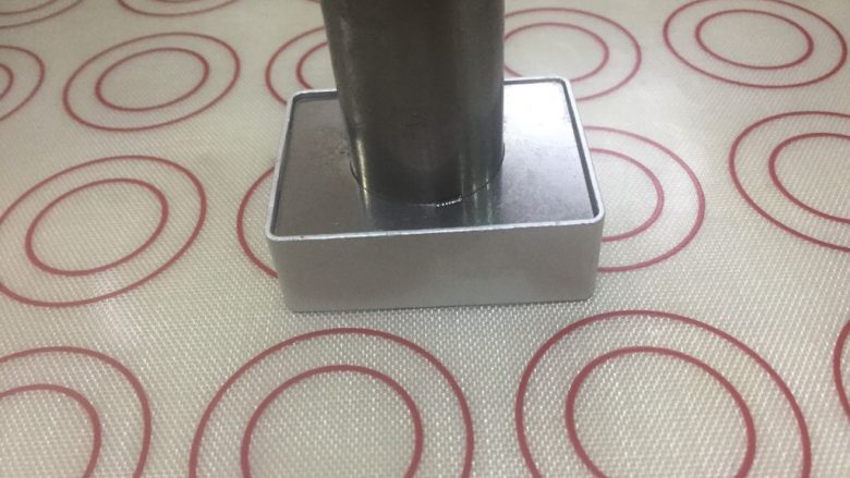 凤梨酥,用模具压板垂直压下去,将凤梨酥表面压平整,这样做出来最漂亮。你也可以用手按压