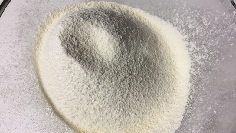凤梨酥,把低粉,奶粉,杏仁粉加入盐混合过筛