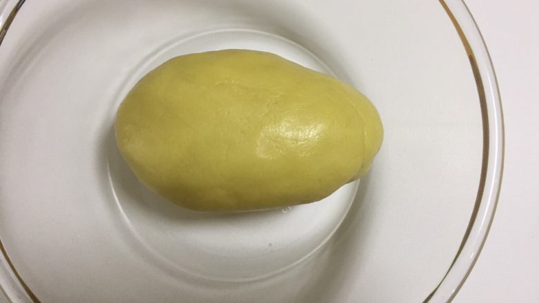 凤梨酥,加入混合过筛后的粉类,用刮刀拌匀,使粉类和黄油完全融合就好,不可过度搅拌,否则会导致混合失败。饼皮操作时一点也不粘手的,由于每家面粉吸水量不同,如果粘手建议把面团放入冰箱冷藏2小时再操作
