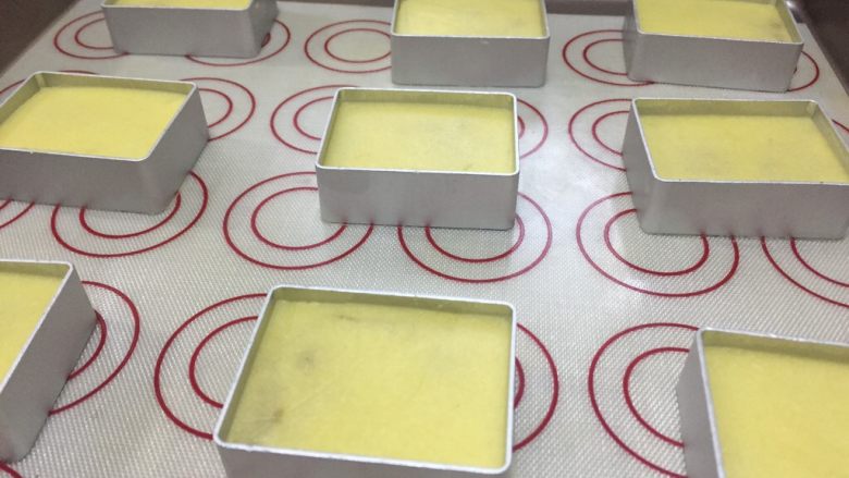 凤梨酥,全部做好连同模具送入烤箱,150度,中层上下火,25分钟,烤到表面略黄即可。我习惯下面垫上硅胶垫,可以避免底部上色过深,还可以防粘。如果不垫硅胶垫你可以翻看底部或者中途快速翻面,谨防底部上色过渡