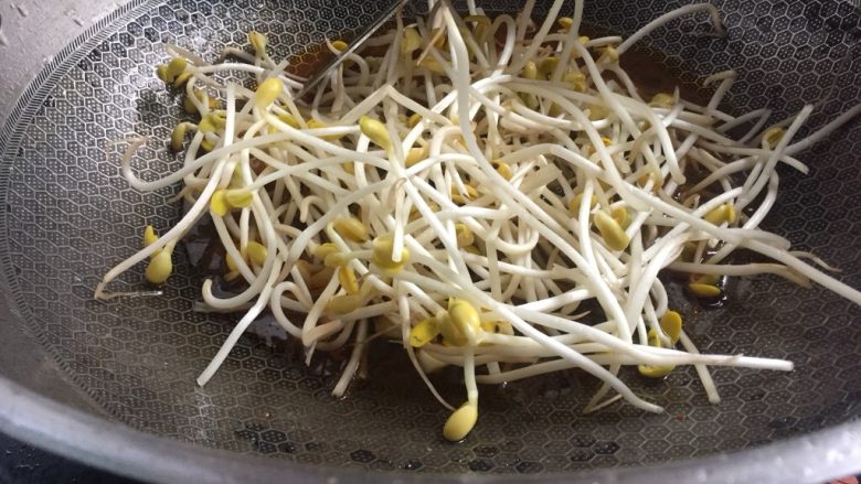 麻辣水煮牛肉片,<a style='color:red;display:inline-block;' href='/shicai/ 120'>豆芽</a>倒入红汤中焯熟