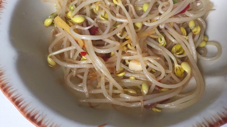 麻辣水煮牛肉片,取出铺入干净大碗内