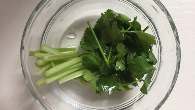 麻辣水煮牛肉片,<a style='color:red;display:inline-block;' href='/shicai/ 131'>香菜</a>提前切好