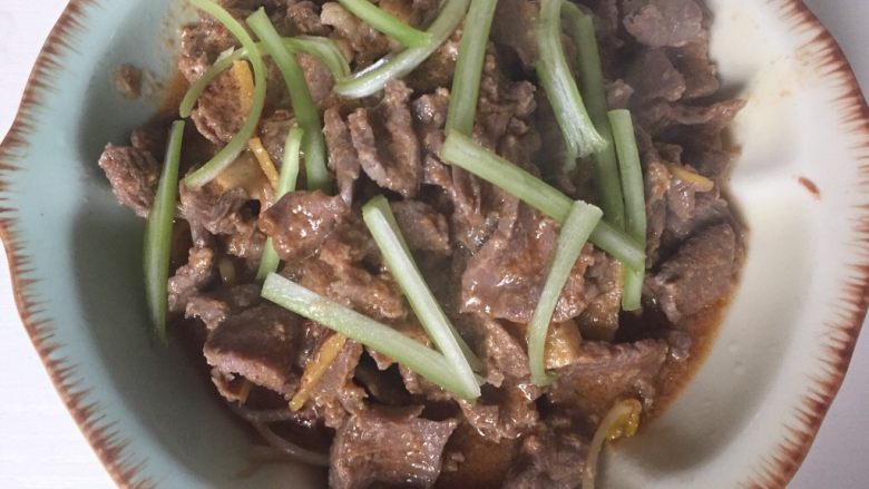 麻辣水煮牛肉片,铺在豆芽菜上后撒上香菜梗
