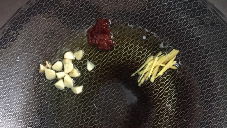 麻辣水煮牛肉片,锅内入油先后加入<a style='color:red;display:inline-block;' href='/shicai/ 705'>豆瓣酱</a>和姜蒜翻炒出红油