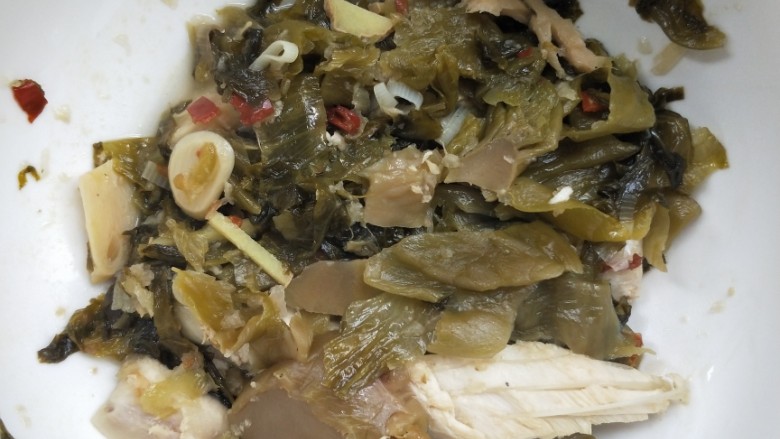 汤鲜鱼嫩家常酸菜鱼,改中小火,慢炖10分钟,将锅底酸菜以及鱼骨全部捞出,放大碗中。