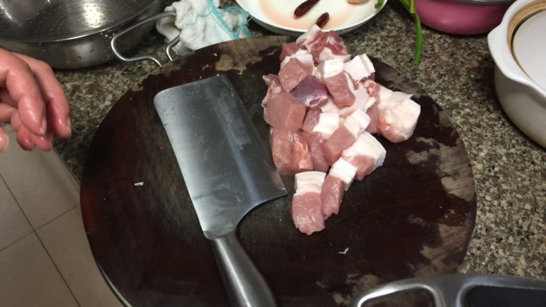 窦婆婆妈妈菜➕喷喷香腐乳红烧肉,肉切好备用,因为是刚买的新鲜肉,所以没有再焯水,不放心的宝宝们,可以在炒制前先焯水控水备用