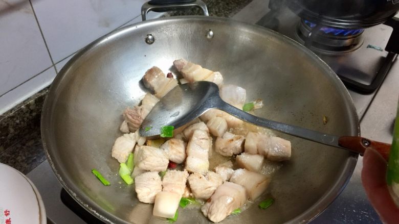 窦婆婆妈妈菜➕喷喷香腐乳红烧肉,加入一勺白糖或冰糖,糖的量比一般炒菜要多一点,我喜欢烧肉带甜味,不喜欢的宝宝们,可以少放点糖,但不要省略