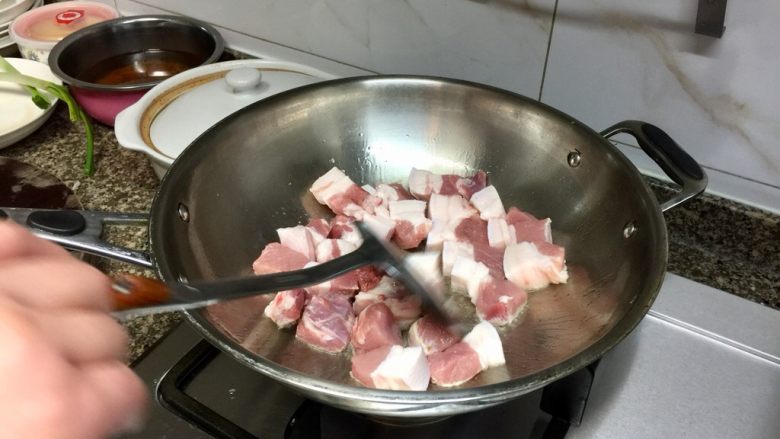 窦婆婆妈妈菜➕喷喷香腐乳红烧肉,热锅,加少许食用油,放入五花肉块小火煸炒出油