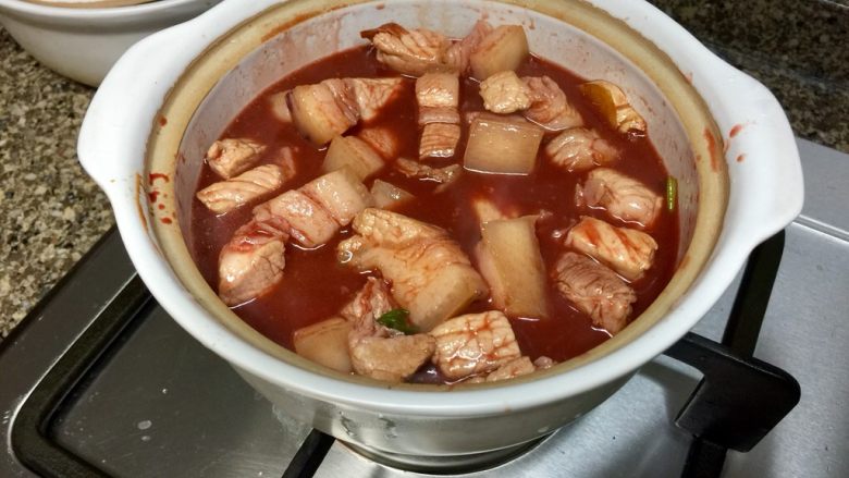 窦婆婆妈妈菜➕喷喷香腐乳红烧肉,尝下味道,根据个人口味添加一点食盐或者热水调整好咸淡。大火煮开撇去浮末