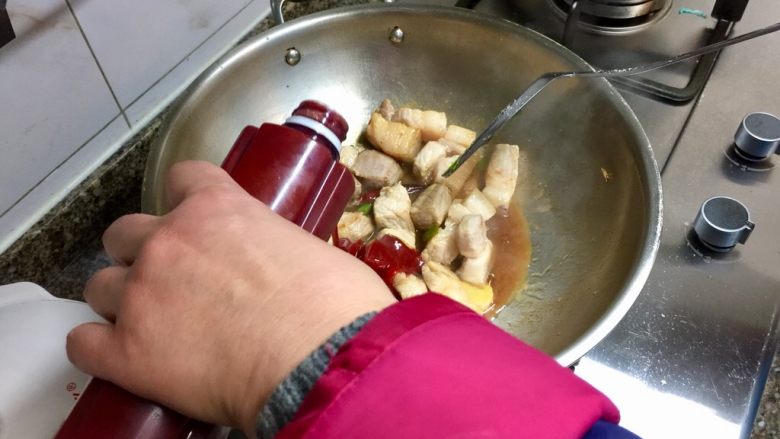 窦婆婆妈妈菜➕喷喷香腐乳红烧肉,重点来了,这道菜的不同就是加了<a style='color:red;display:inline-block;' href='/shicai/ 781'>腐乳汁</a>,这个是专门烧菜用的<a style='color:red;display:inline-block;' href='/shicai/ 781'>腐乳汁</a>,麦德龙购买,好大一瓶,这个是自己用小瓶分装的,用起来方便。<a style='color:red;display:inline-block;' href='/shicai/ 781'>腐乳汁</a>很咸的,所以加一大勺就够了。没有<a style='color:red;display:inline-block;' href='/shicai/ 781'>腐乳汁</a>的宝宝们,可以用王致和的玫瑰腐乳两三块,加清水搅拌融化成<a style='color:red;display:inline-block;' href='/shicai/ 781'>腐乳汁</a>也可以。