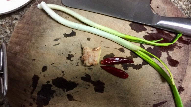 窦婆婆妈妈菜➕喷喷香腐乳红烧肉,小葱择好洗净,姜去皮或不去都可,洗干净,<a style='color:red;display:inline-block;' href='/shicai/ 86474'>干辣椒</a>两三根,清洗一下