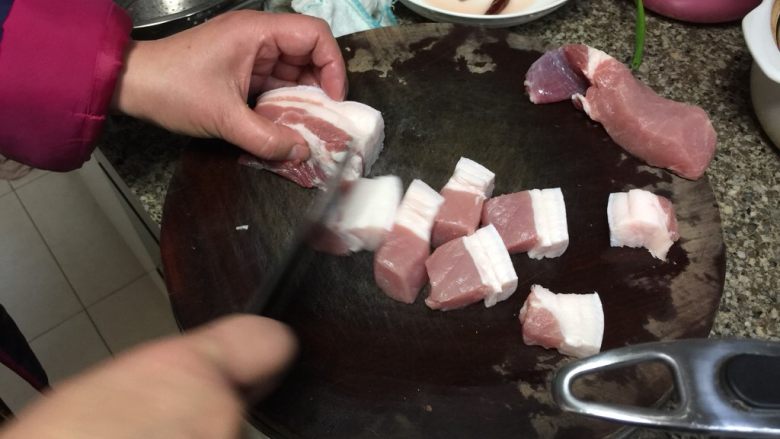 窦婆婆妈妈菜➕喷喷香腐乳红烧肉,窦婆婆友情出镜啦,五花肉切均匀块,麻将大小,不要太小了,炖后会缩,太小了也吃的不过瘾,嘿嘿