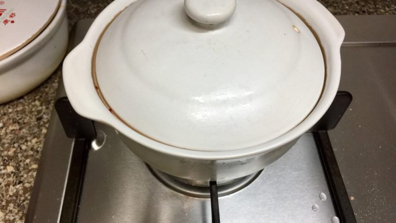窦婆婆妈妈菜➕喷喷香腐乳红烧肉,转小火加盖炖煮四十分钟后,大火收汁到自己喜欢的程度,即可上桌享用了。