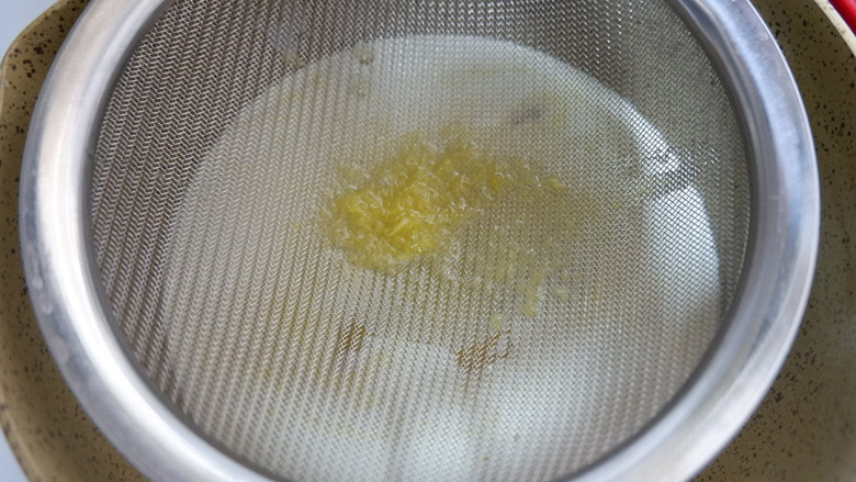 香橙奶冻,离火,加入沥干的吉利丁片,搅拌均匀。用筛网过筛一遍。