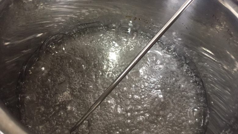 核桃蔓越莓牛轧糖(熬糖版),开始熬糖,中火煮沸,改为小火,糖全部融化之后可以用筷子搅拌一下,我们的目标温度是140度至143度