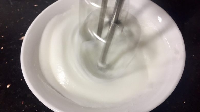 核桃蔓越莓牛轧糖(熬糖版),等糖浆温度到达120度时,把10g的细砂糖分三次倒入<a style='color:red;display:inline-block;' href='/shicai/ 17'>蛋清</a>中打发到干性发泡,糖浆从120度到140度需要一定的时间,所以请认真打发好蛋白霜,但也不要太慢哦