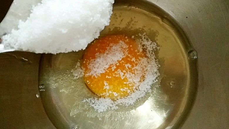 奶香松饼(一只平底锅就能搞定的美味),在<a style='color:red;display:inline-block;' href='/shicai/ 9'>鸡蛋</a>中加适量白糖。(白糖量根据个人口味添加)