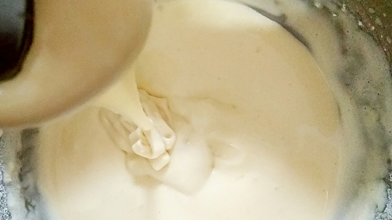 奶香松饼(一只平底锅就能搞定的美味),打到均匀无颗粒状。