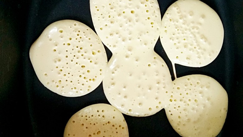 奶香松饼(一只平底锅就能搞定的美味),至表面蜂窝状凝固后,翻面烘另一面。