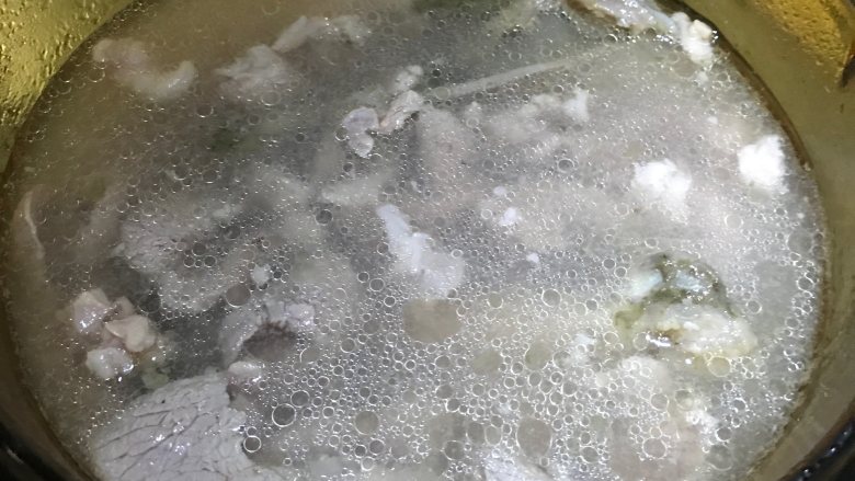 羊骨汤炖菠菜,重新起锅加入羊骨，大火煮开后转小火煮40-60分钟。煮出羊骨头备用。