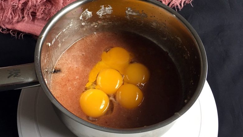 树莓戚风蛋糕,搅打均匀后加入蛋黄,用打蛋器打几秒,颜色合一就可以了。