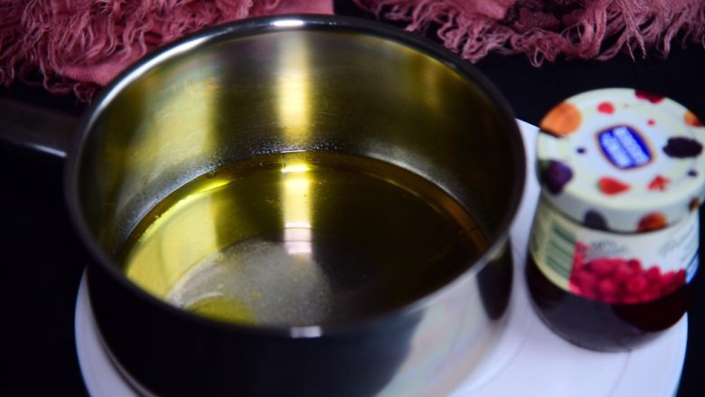 树莓戚风蛋糕,蛋黄糊的制作,油和水混合,加入盐和细砂糖15克,要打蛋器低速搅打均匀。